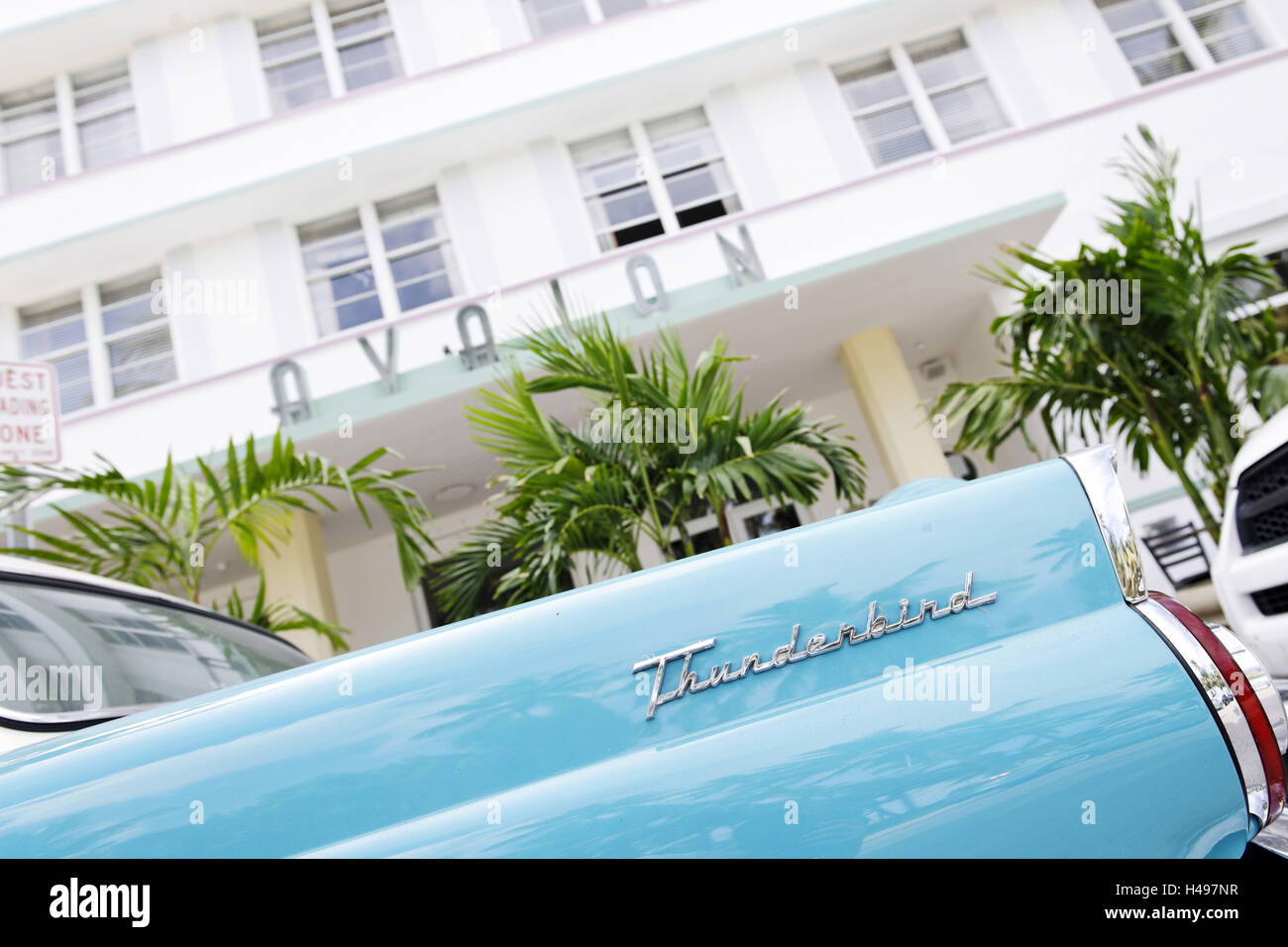 Schwanzflosse eines Ford Thunderbird, Baujahr 1957, den fünfziger Jahren, amerikanische Oldtimer, Hotel Avalon, Ocean Drive, South Miami Beach Art Deco District, Florida, USA, Stockfoto