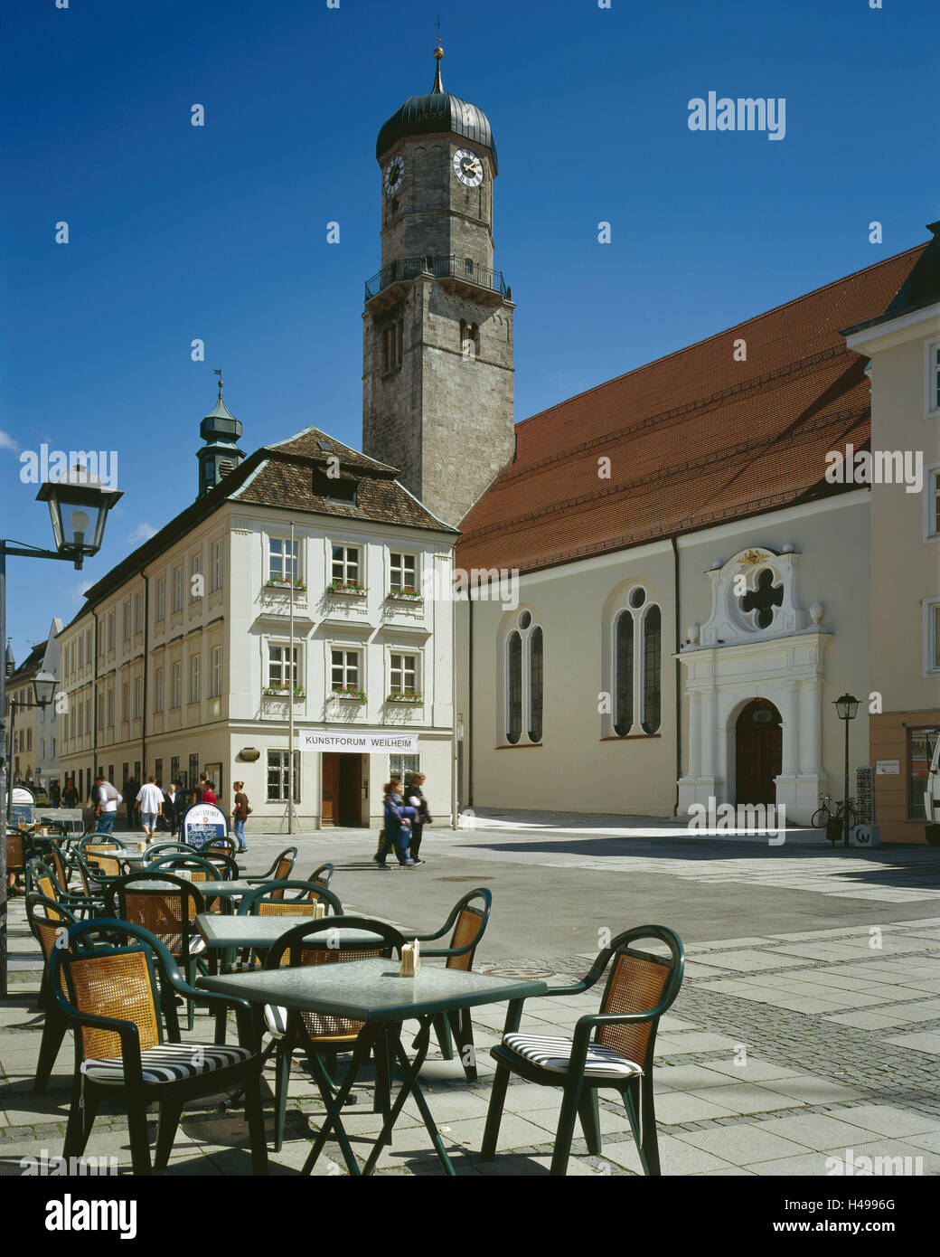Deutschland, Oberbayern, Weilheim, Marienplatz, Stadtmuseum, Kirche, Mariä Himmelfahrt, Süddeutschland, Bayern, des Priesters Winkel, Ort von Interesse, glauben, Religion, Christentum, Gebäude, Architektur, Kirche, Heilige Bau, Turm, Turm, Museum, Person, Passanten, Fußgänger, draußen, Straßencafé, Stockfoto