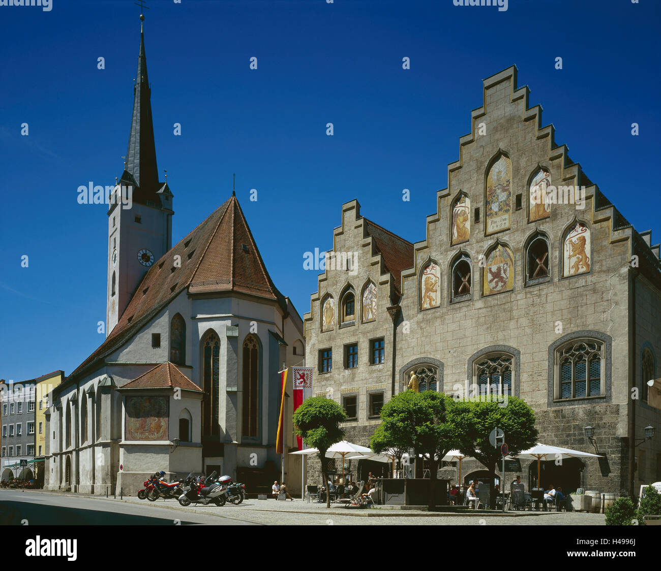 Deutschland, Oberbayern, Wasserburg im Inn, Marienplatz, Rathaus, Kirche, St. Jakob, Süddeutschland, Bayern, Stadt, Ort von Interesse, Gebäude, Architektur, sakrale Bau, Kirche, Kirche, Kirchturm, glauben, Religion, Christentum, Straßencafé, Café, Motorräder, Gäste, Menschen, Sommer, draußen, Stockfoto