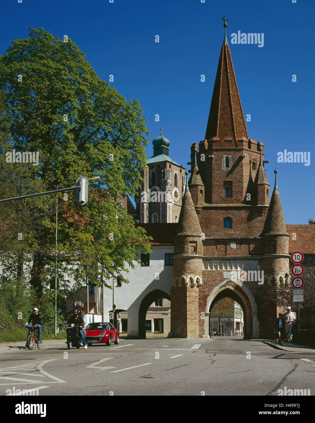 Deutschland, Oberbayern, Ingolstadt, Kreuz Ziel, Liebe Frau Kathedrale, Süddeutschland, Bayern, Stadt, Ort von Interesse, Gebäude, Struktur, Architektur, Kirche, Heilige Bau, Kirche, Kathedrale, Ziel, Ziel Gebäude, Heilig Kreuz Ziel, Ziegel, Backstein-Architektur, Turm, Straße, Verkehr, Person, Stockfoto