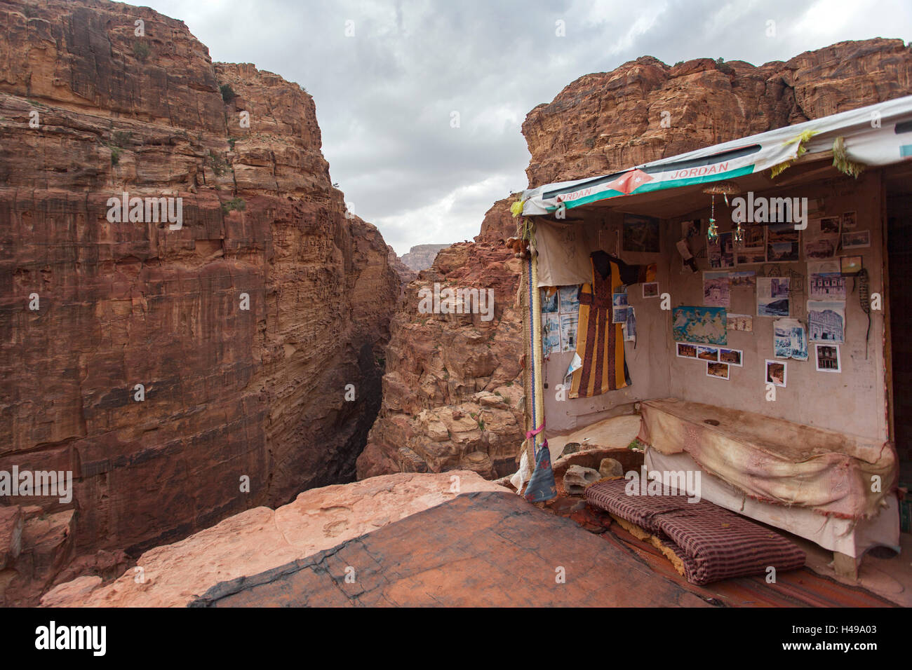 Ein Beduinenzelt auf einem felsigen Berg in Petra, Jordanien, Naher Osten. Stockfoto