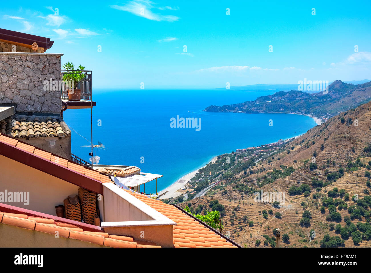 ein Blick auf die Küste von Forza d'agro auf der Insel Sizilien, Italien. Stockfoto