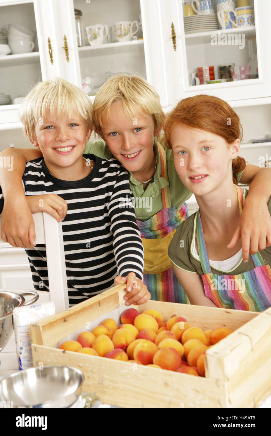 Kinder, Küche, glücklich, Lächeln, Aprikosen, Stockfoto