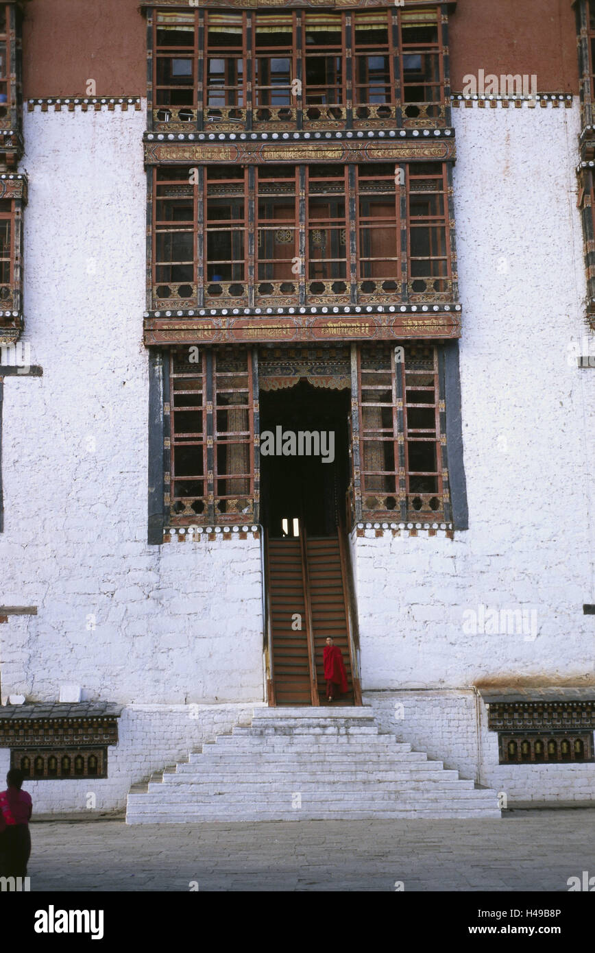 Bhutan, Thimphu, Kloster, Festung Dzong, Treppen, Mönch, Asien, Himalaya, Königreich, Westbhutan, Kapital, Kloster, Kreuzgang, Pflanze, Kloster Burg, Festung, Sitz der Regierung, Struktur, Aufbau, historisch, Architektur, Eingang, Stufen, Treppen steigen, Fenster, Kultur, Religion, glauben, Buddhismus, Person, Bhutan, Gläubige, Mann, draußen, Stockfoto