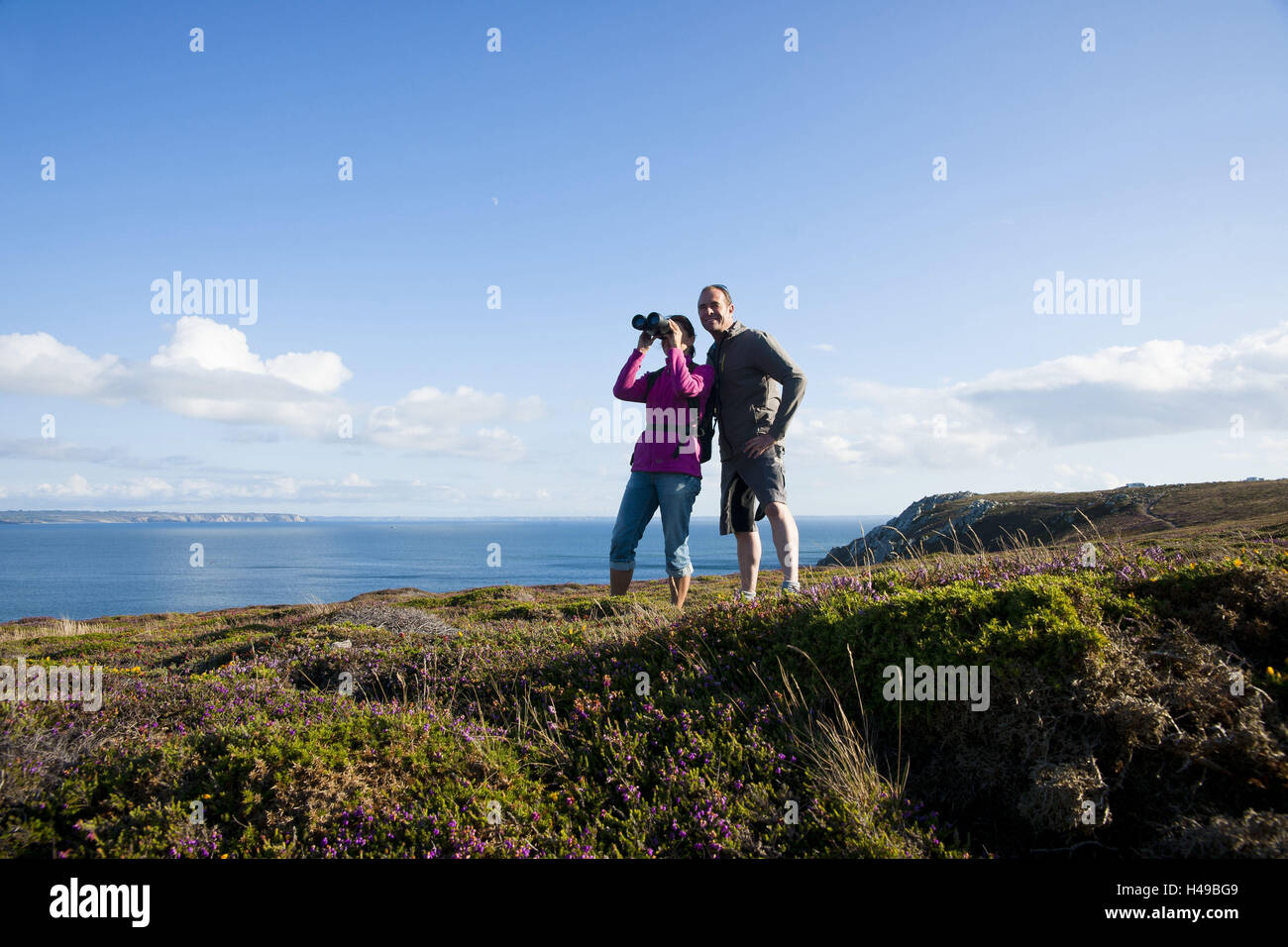 Paare, die am Meer, Fernglas, anzeigen, Stockfoto