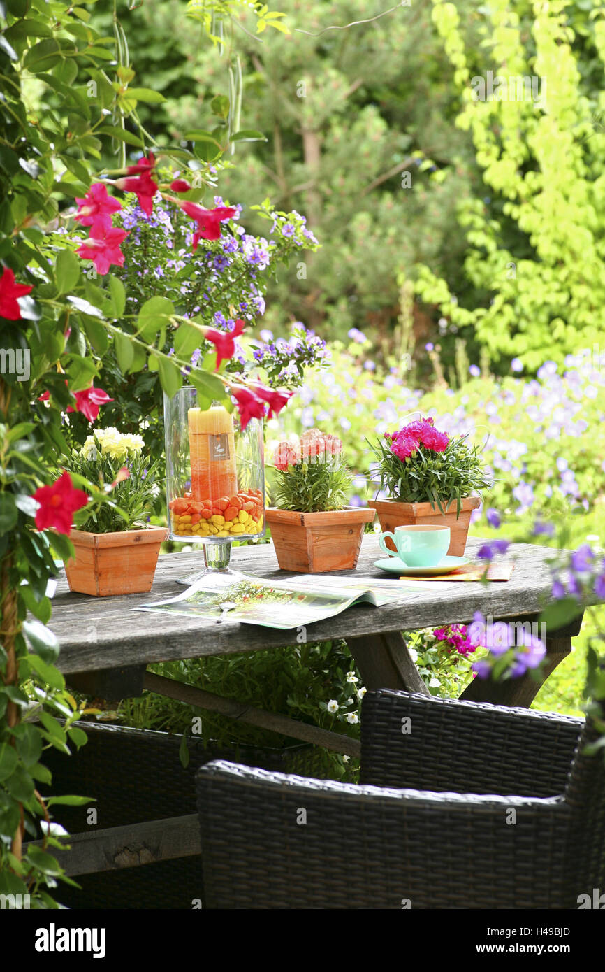 Sommerterrasse, bunt, Garten Situation mit Holztisch, Terrasse, Garten, Blumen, Stockfoto