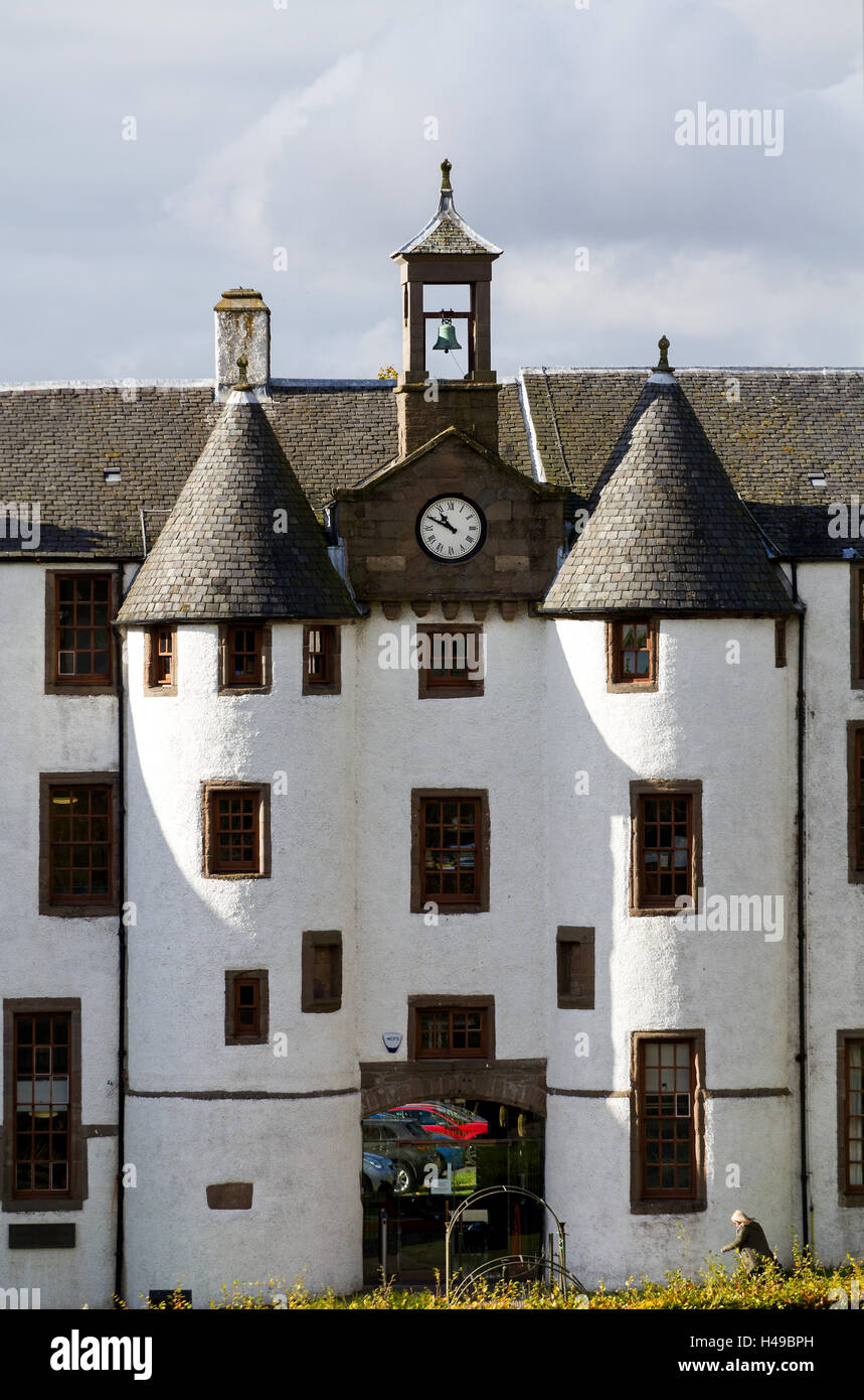 Vor dem Eingang des 13. Jahrhunderts gebaut Dudhope Castle von der Scrymageour Familie (Clan Scrymgeour) in Dundee, Großbritannien Stockfoto