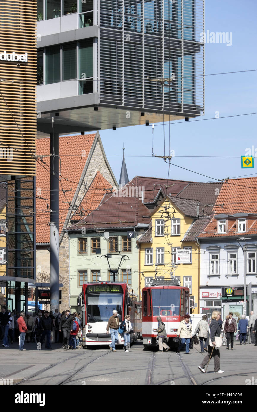 Deutschland, Thüringen, Erfurt, Raum, Häuser, Straßenbahnen, Fußgänger, Stockfoto