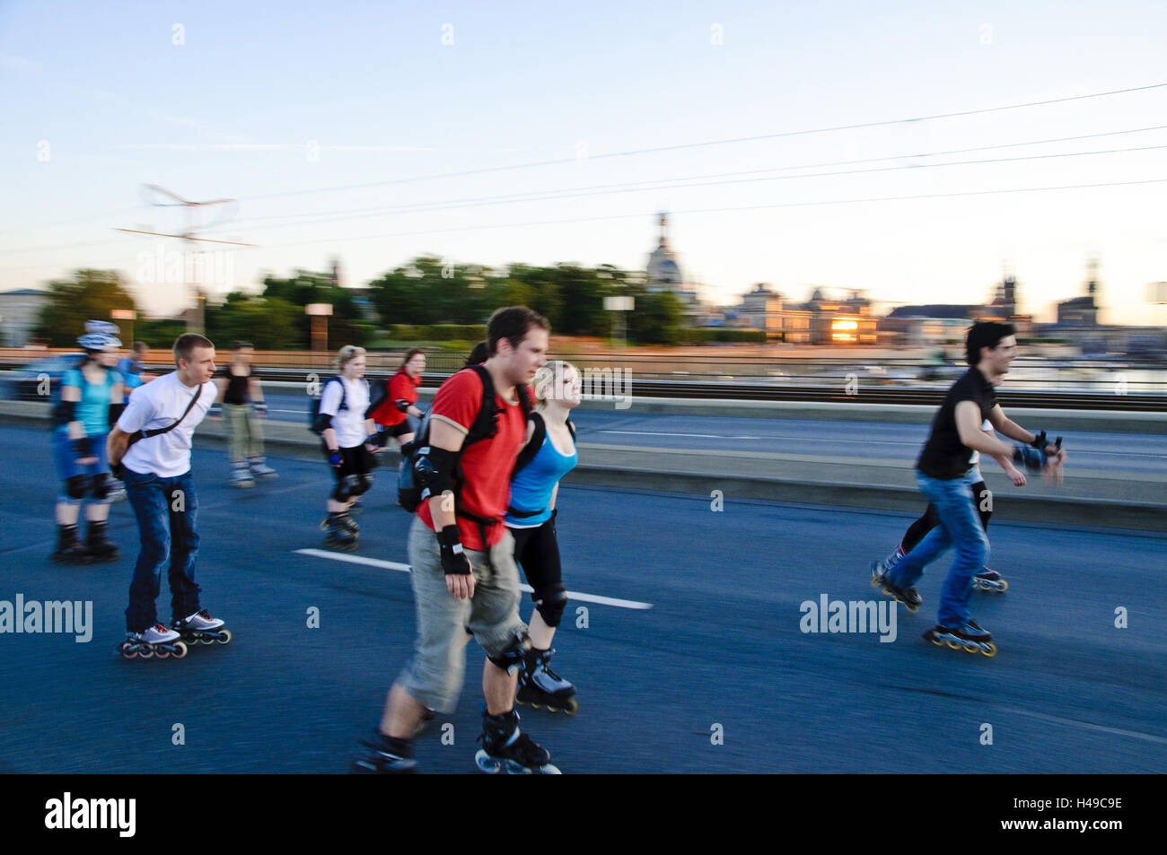 Inline-Skater mit den Dresdner Nachtskaten über die Carolabrücke, Dresden, Sachsen, Deutschland Stockfoto