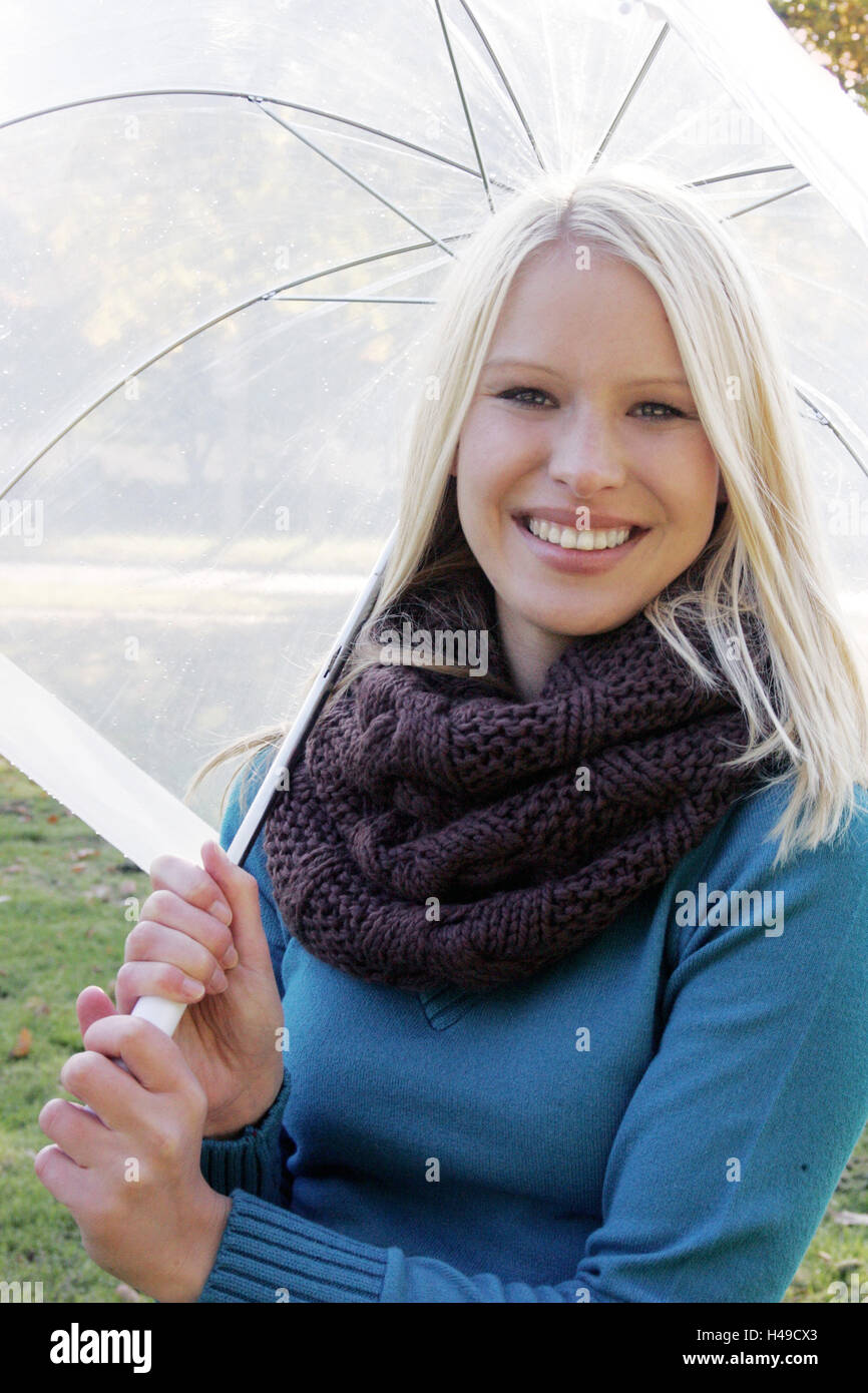 Frau unter Dach, nachdenklich, Stockfoto