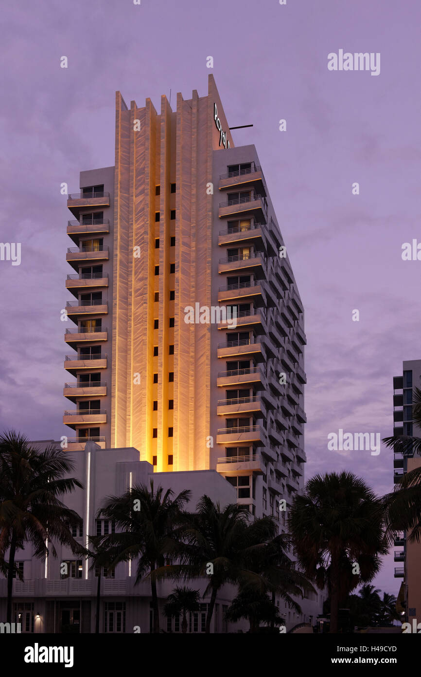 Loews Hotel und Royal Palms in der Abenddämmerung, Collins Avenue, Miami South Beach Art Deco District, Florida, USA Stockfoto