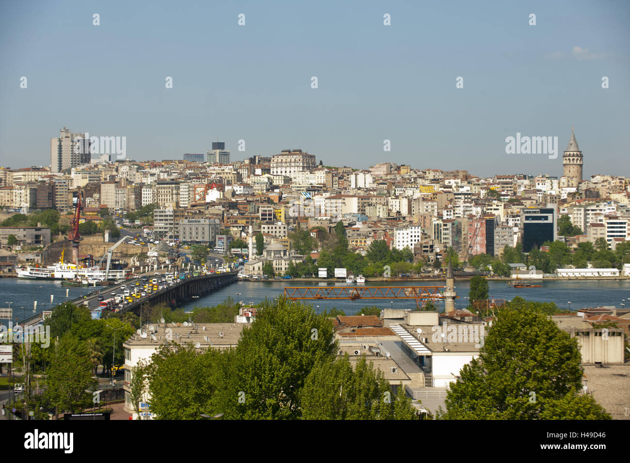 Türkei, Istanbul, Blick Unkapani über das Goldene Horn mit der Atatürk-Brücke auf Beyoglu, auf der rechten Seite der Galataturm, Stockfoto