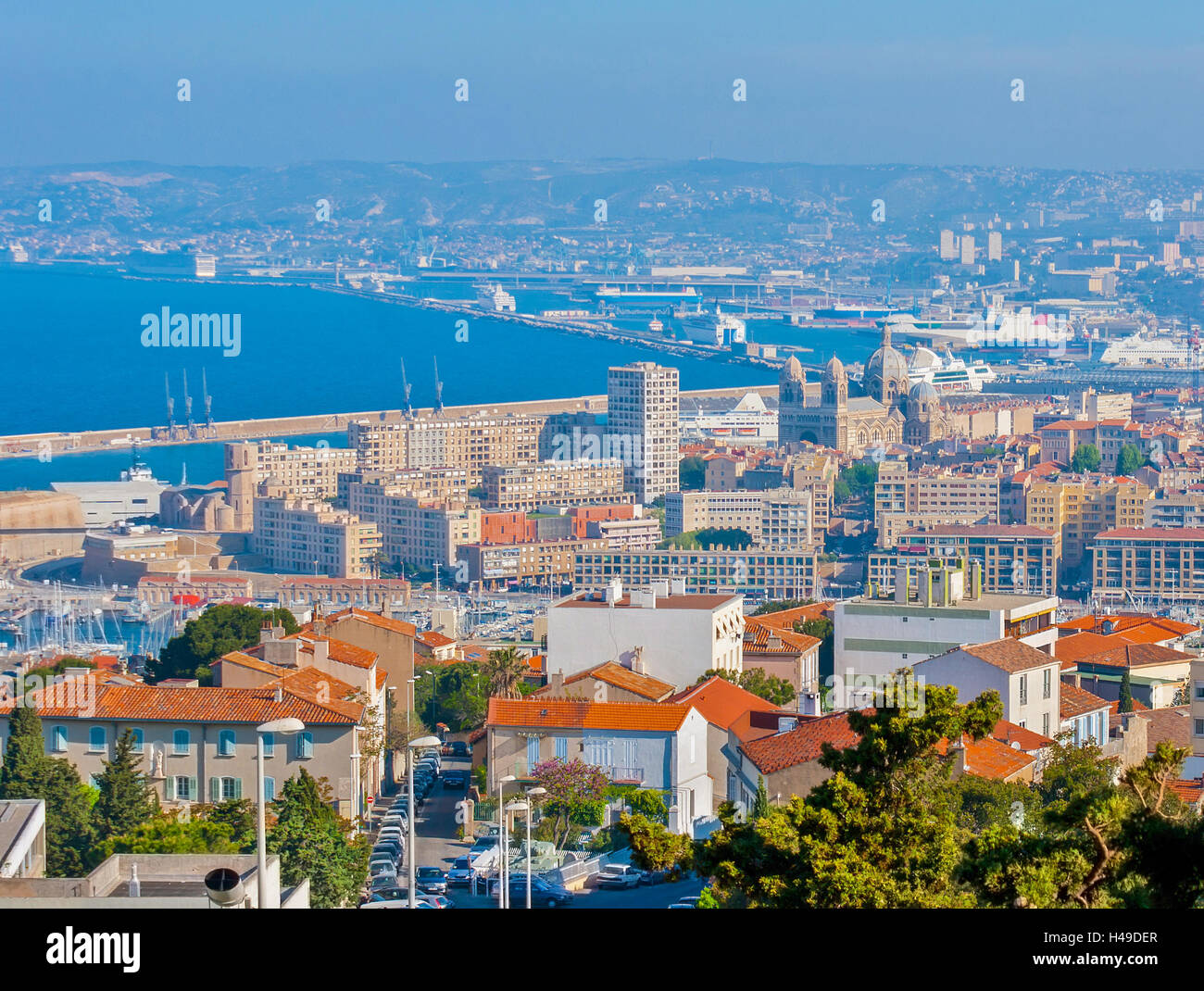 Luftbild von Kathedrale von Marseille und der Golfe du Lion. Stockfoto