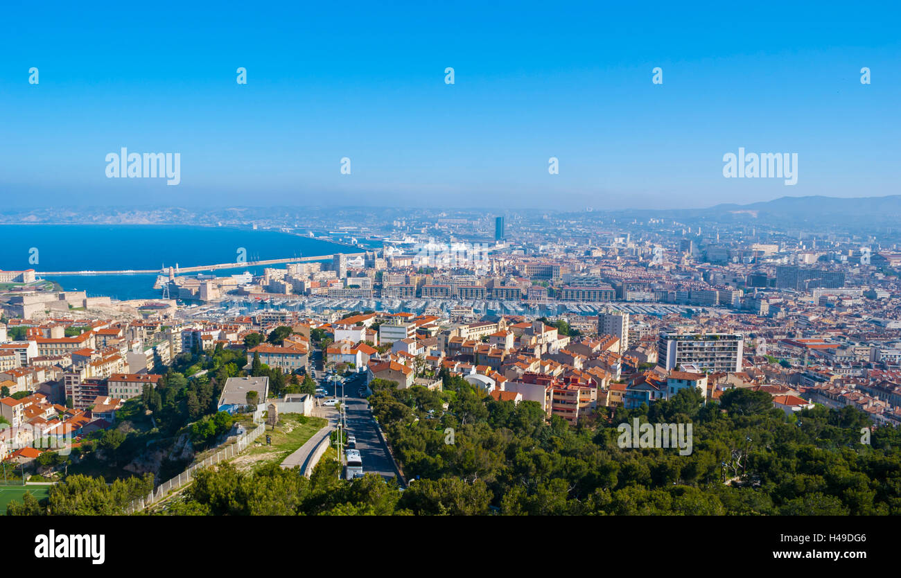 Das Stadtbild von Marseille mit seinem berühmten Hafen. Stockfoto