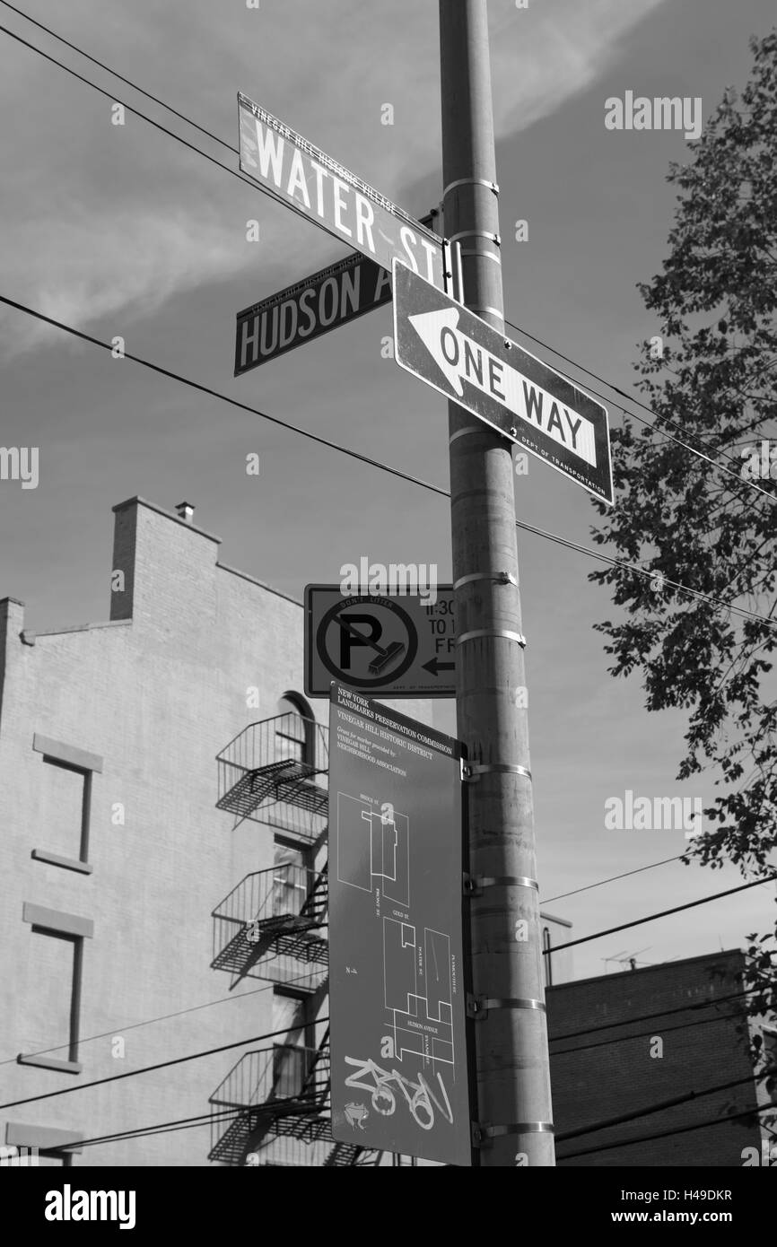 Straße Zeichen an der Hudson Street in Vinegar Hill, Brooklyn, New York Stockfoto