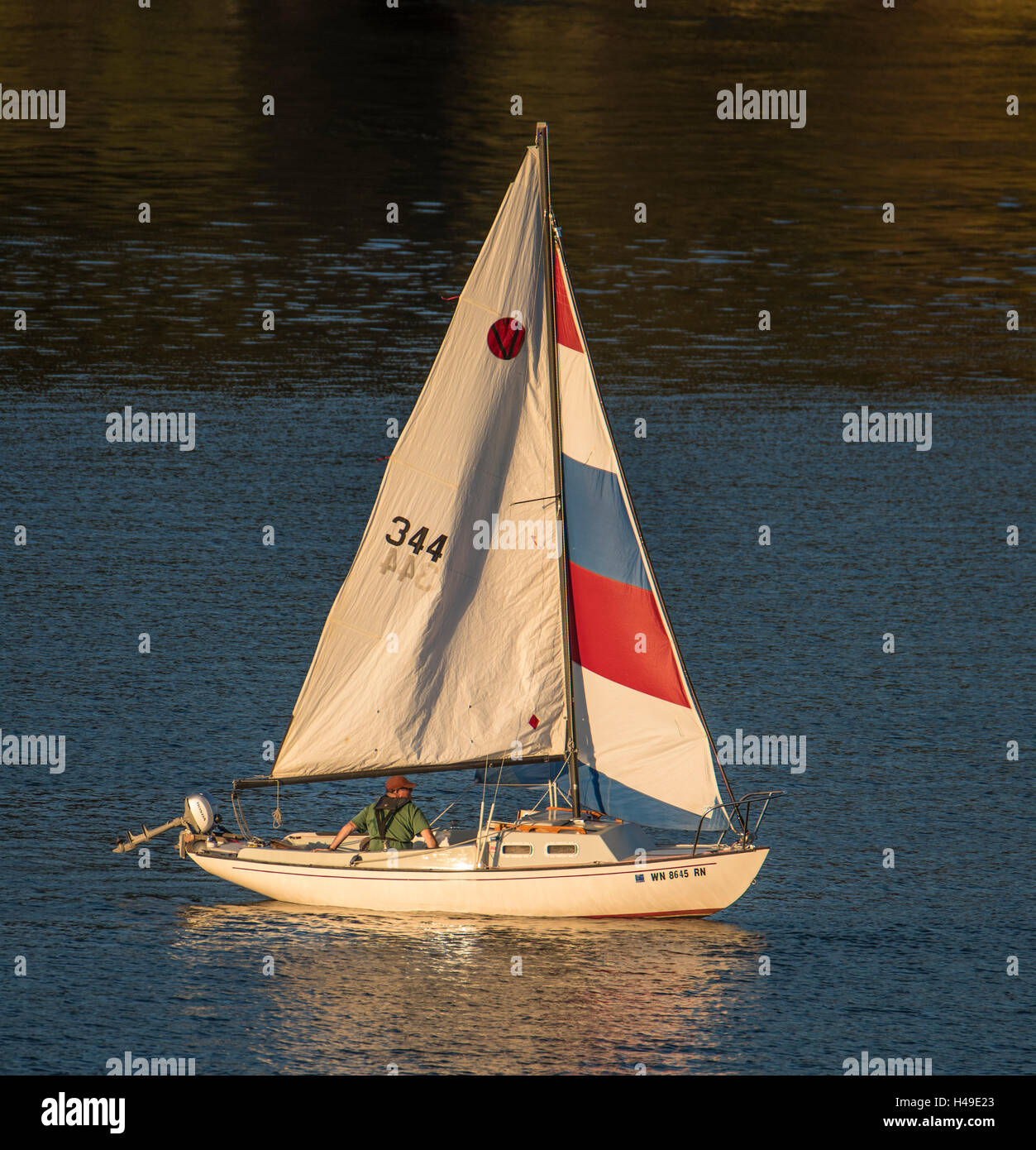 Bunte Segelboot segeln auf dem Puget Sound, Washington State, USA Stockfoto