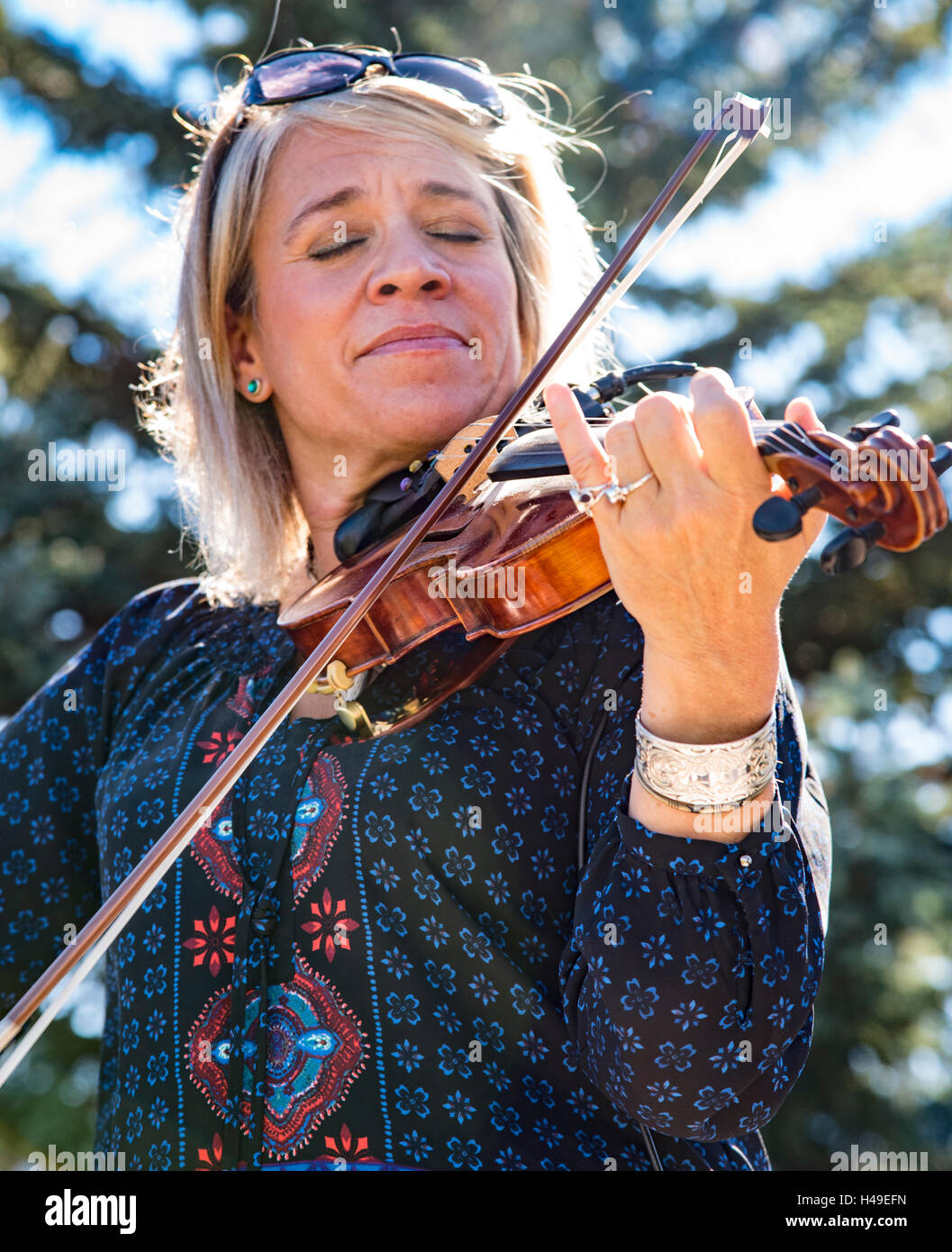 Hinterkante des Schaf-Festivals Fiddler durchführen, vor Publikum, Folklife Messe, Hailey, Idaho, USA Stockfoto
