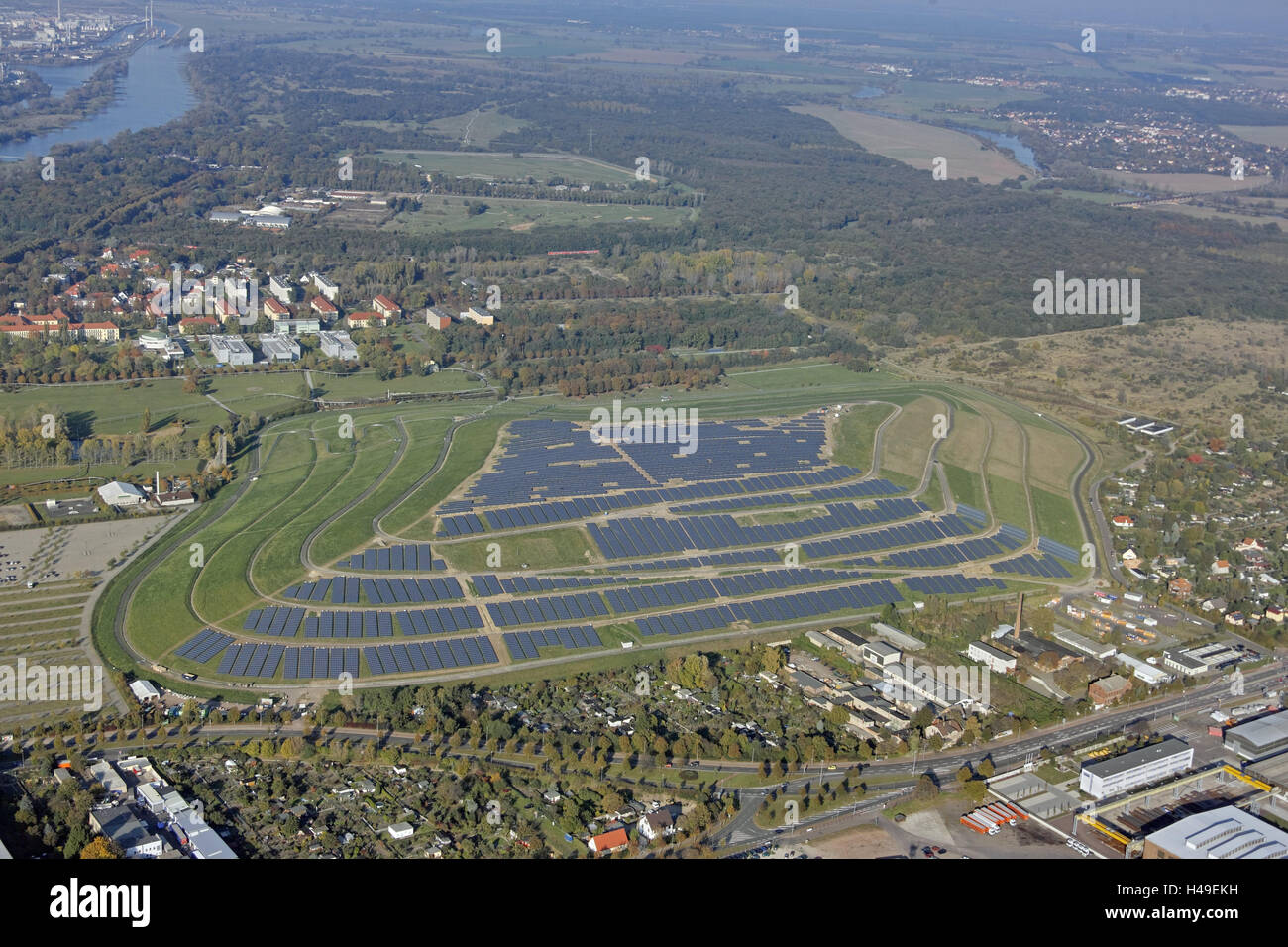 Deutschland, Sachsen-Anhalt, Magdeburg, Photovoltaik Comlex, Luftaufnahmen, Häuser, Gebäude, Hügel, Kraftwerk, Fluss, Übersicht, Luftbild, Landeshauptstadt, Photovoltaik-Anlagen, PV Comlex, PVA, Flüsse, Holz, Stockfoto