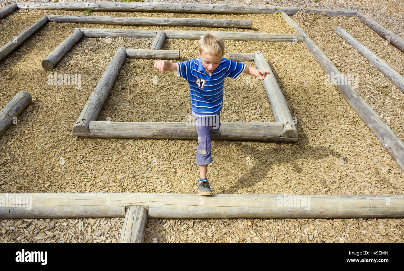 Deutschland, Schwäbisch Gmünd, Holz Erlebnisweg Naturatum, junge, Labyrinth, spielen, knacken, Baden-Wurttemberg, Holz, Person, Kind, Lehre Weg, Wald-Erlebnisweg, erleben Sie Weg, Waldlehrpfad, Wandern Weg, verrückt Garten, Weg, Spaß, Strahl, Ausrichtung, Ziel, Ausfahrt, Bewegung, aus Lehre, Abkürzung, spielerisch zu entdecken, ausprobieren, Naturerlebnis, Natur, Natur-liebend, Kindheit, im Außenbereich Stockfoto