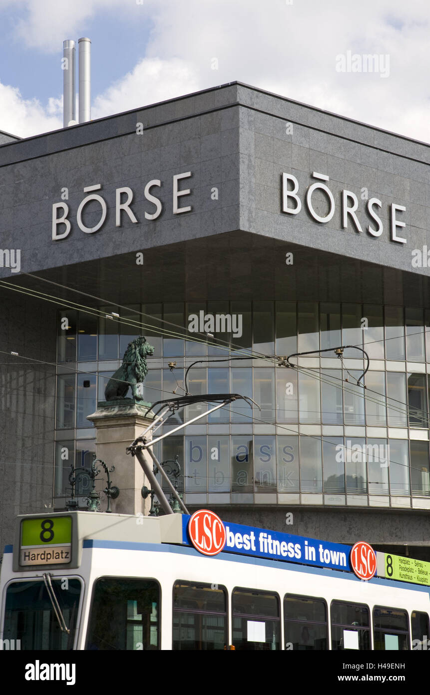 Schweiz, Zürich, Börse, Straßenbahn, Detail, Stadt, Stadt, Verkehr, Verkehrsnetz, Straßenbahn, Straßenbahn, Transport, Tourismus, Gebäude, Börse, Architektur, Fassade, Statue, Löwe, Konzeption, Handel, Wirtschaft, Investitionen, Finanzen, Finanzmarkt, Stockfoto