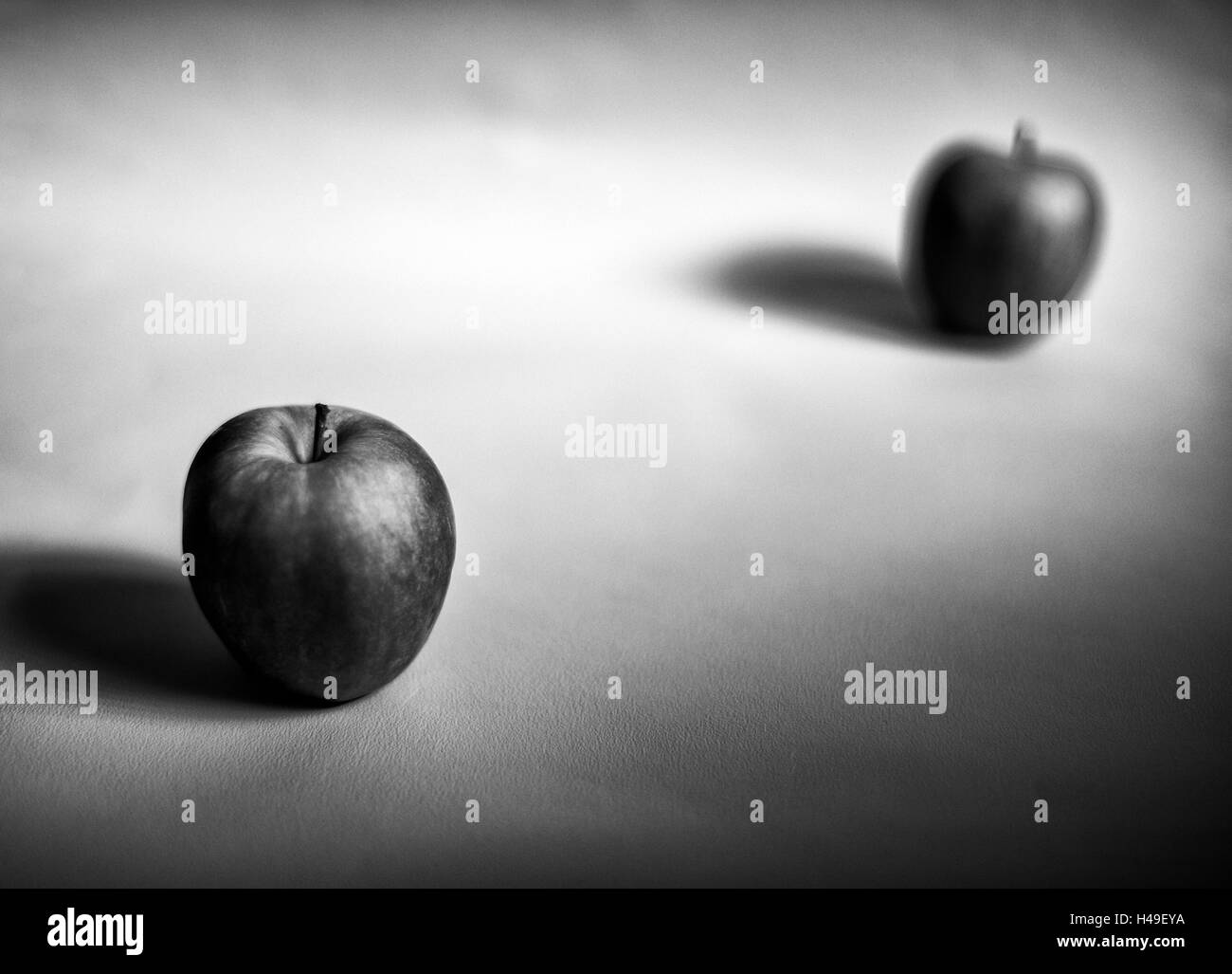 Äpfel 1 im Fokus angeordnet andererseits außerhalb des Fokus auf einem weißen Hintergrund. Zeigt die Form, Form und Textur der Früchte b&w. Stockfoto