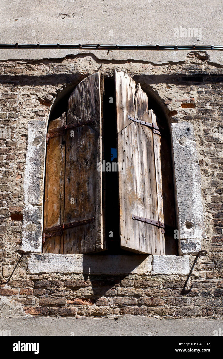 Runde Bogen Fenster Rollläden, Fenster geschlossen, Venedig, Veneto, crack, Fensterläden aus Holz, aus Holz, Stockfoto