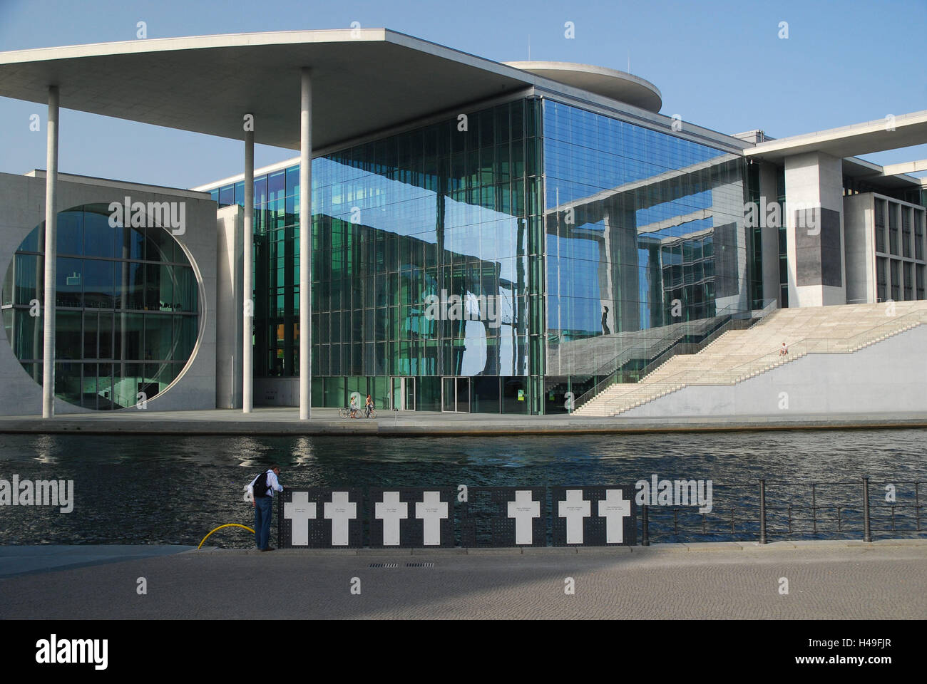 Deutschland, Berlin, Marie-Elisabeth-Lüders-Haus, Spree-Ufer, Denkmal, Kreuze, Hauptstadt, Stadt, Berlin Mitte, Spree-Bogen, Gebäude, Architektur, Parlamentsgebäude, Regierungsviertel, der Spree, Ufer, Gedenk Kreuze, Wehrmauer Angebote, touristischen Ort von Interesse, Stockfoto