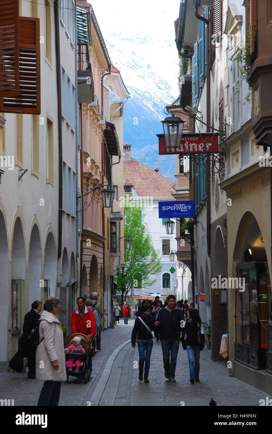 Italien, Südtirol, Meran, Lane, via Garibaldi, Fußgänger, Stadt, Häuser, Fassaden, Straße, Zeichen, Gasthaus, Person, Passanten, Geschäfte, Fußgängerzone, Einkaufsstraße, Tourist, Pflastersteine, Stockfoto