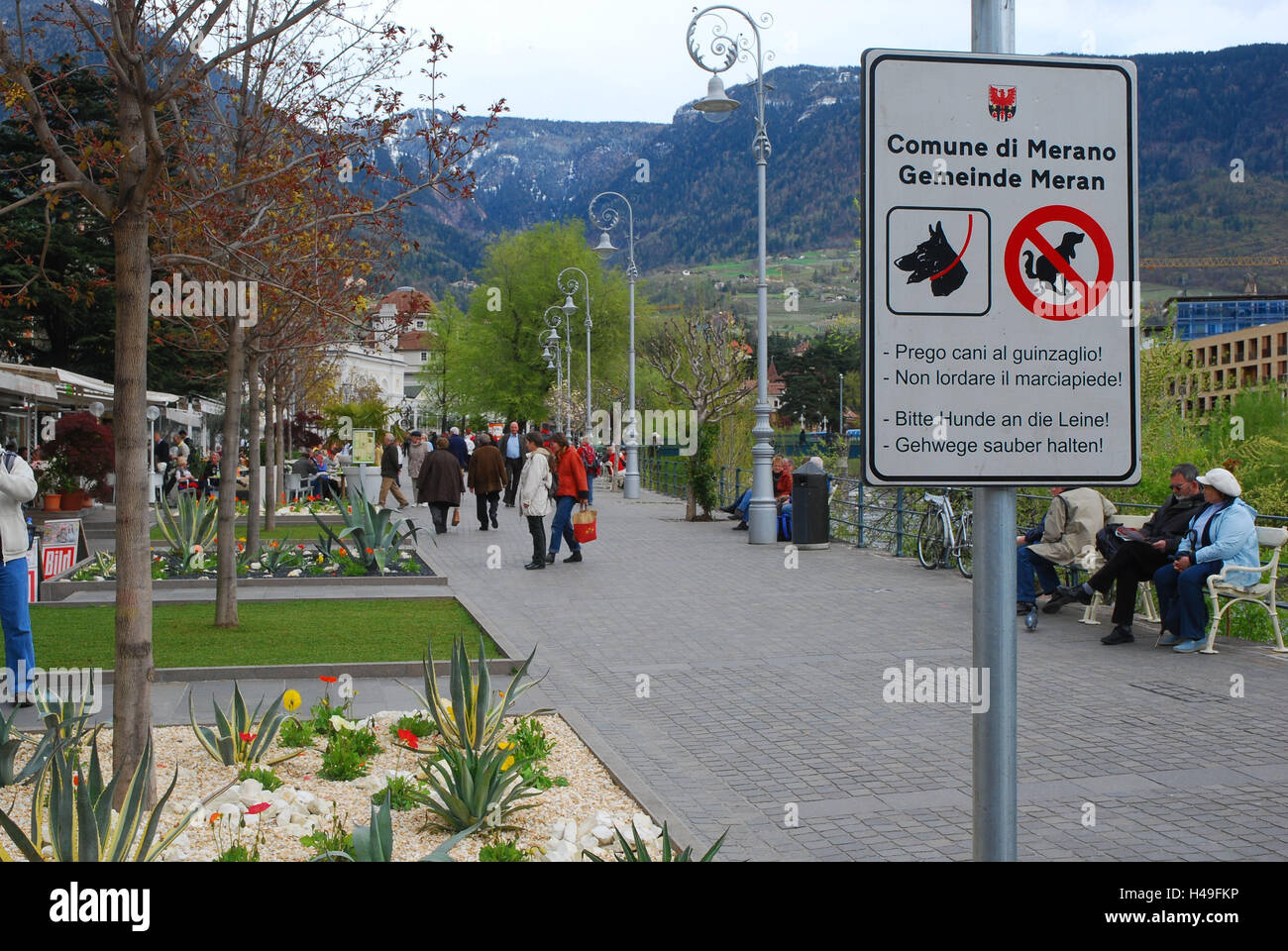 Italien, Südtirol, Meran, Passerpromenade, anmelden, zwei Sprachen, Stadt, Promenade, Weg, Bürgersteig, Gehweg, Pass Anrufer, Uferpromenade, Person, Tourist, Passant, Fußgänger, kein Parkplatz-Schild, Schild, Tipp, Verbot, Leinen Pflicht, in mehreren Sprachen, Deutsch sprechenden, in italienischer Sprache, Stockfoto
