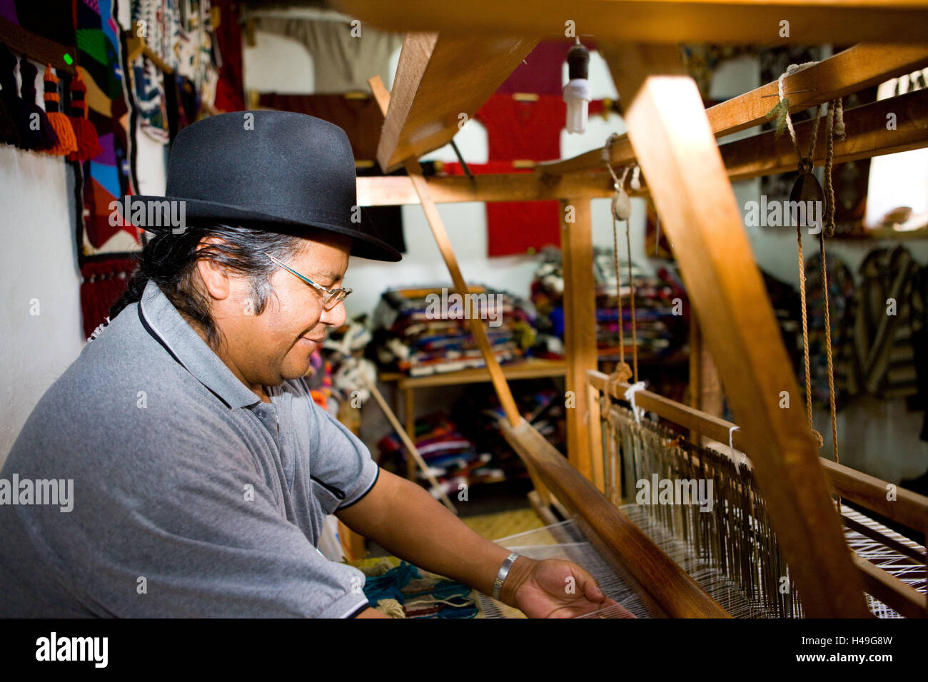Ecuador, Provinz Imbabura, Region von Otavalo, Mann, Webstuhl, Kunsthandwerk, Südamerika, Mountain Region, Otavalo, Imbabura, Ort, Person, South American Indian, Pflege, Weben, Teppich, Produktion, traditionell, Arbeit, Arbeit, Teppich, Wand hängend, South Amer Stockfoto