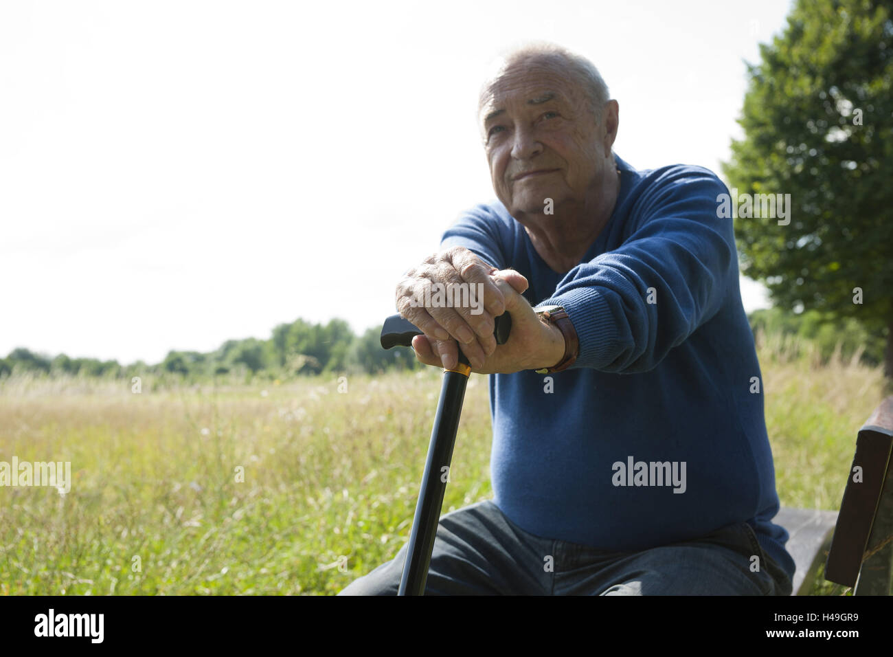 Ältere Mann sitzt mit nur auf einer Bank, Stockfoto