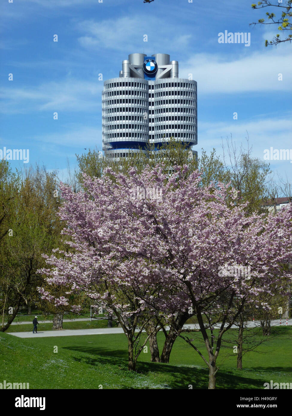 Deutschland, Oberbayern, München, Olympia-Komplex, BMW Hochhaus, blühenden Kirschbäume, Stockfoto