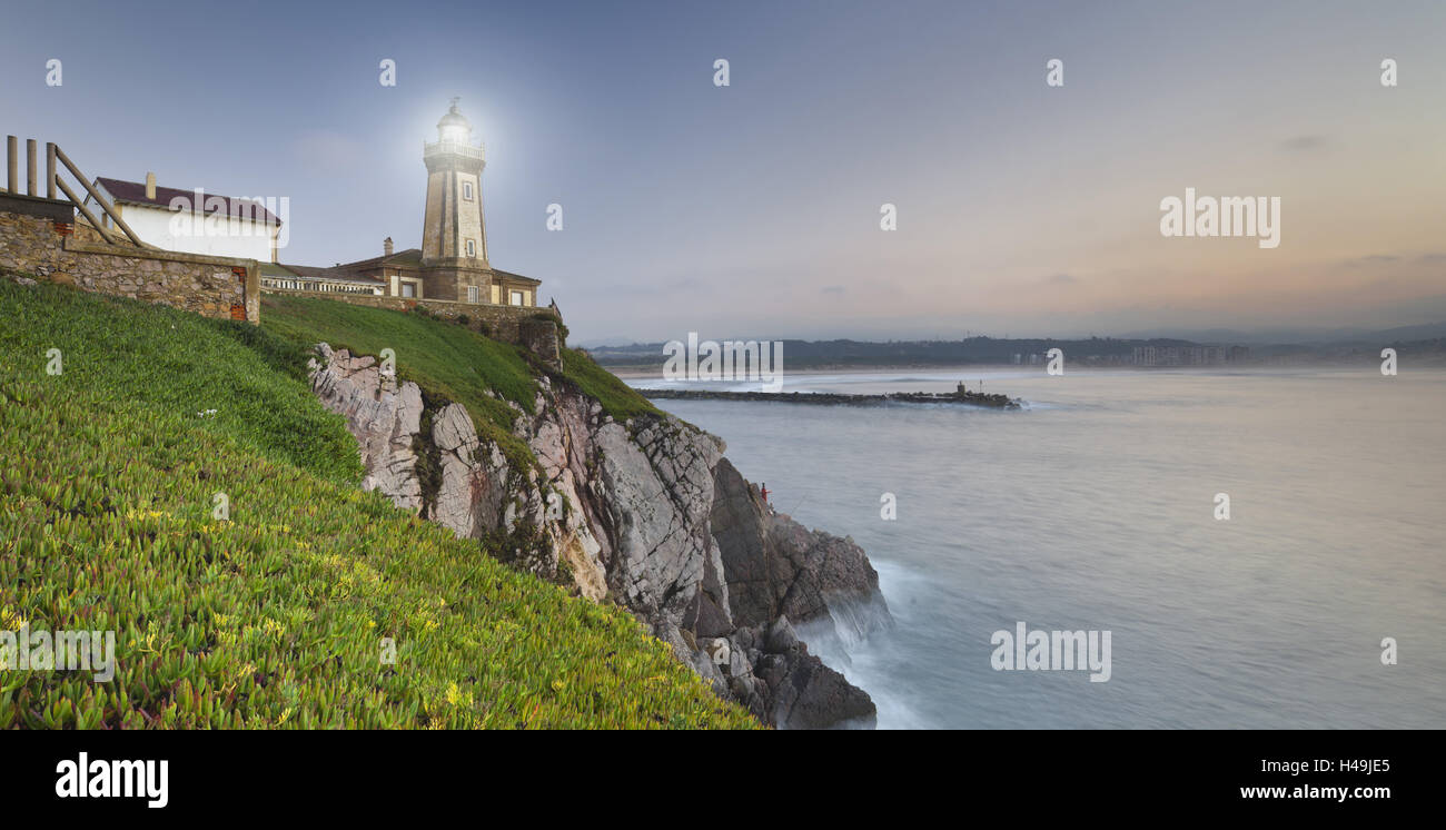 Leuchtturm von Avilés, Golf von Biskaya, Asturien, Spanien Stockfoto