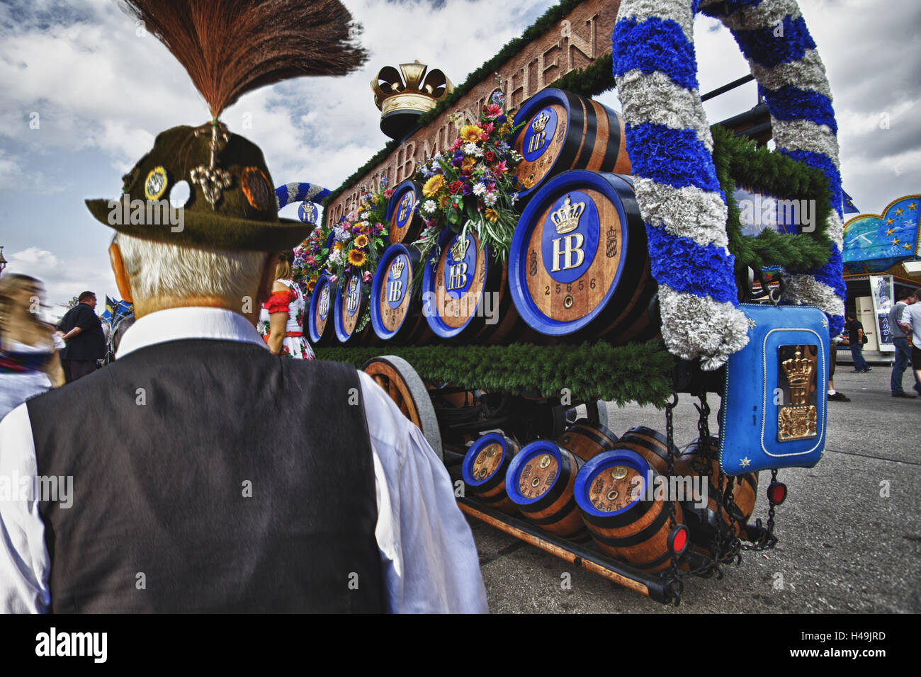 Mann in bayerischer Tracht ein Auto Bier auf dem Oktoberfest in München, Stockfoto