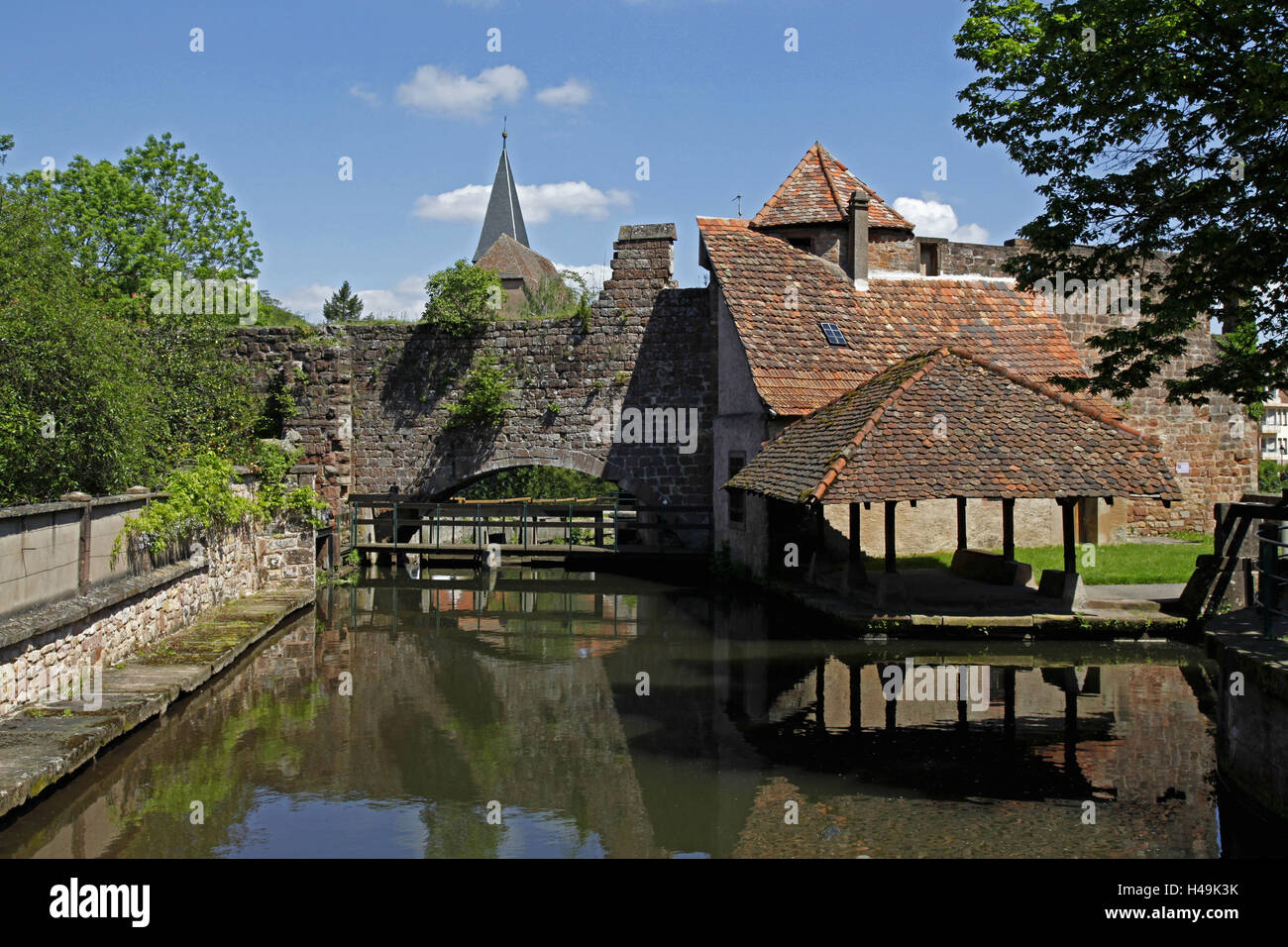 Frankreich, Elsass, Weißenburg, weiße Burg, weiße Schloss, Ziel und Einkreisung defensive Wand der ehemaligen Benediktiner-Abtei, in 11 herstellt. Jhd., Zerstörung im 18. Jhd., Fluss laut, Stockfoto