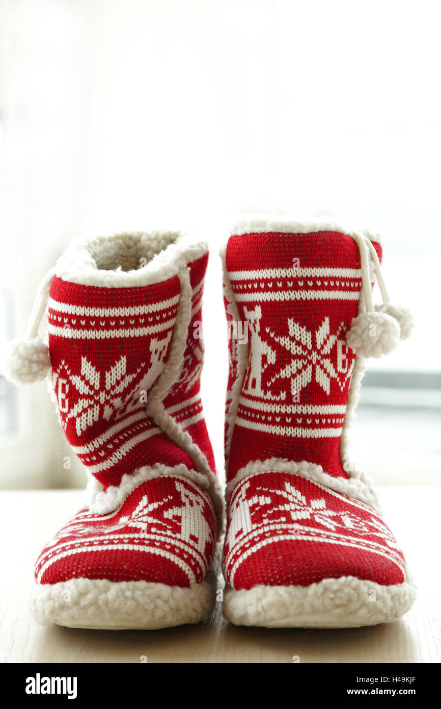 Stiefel, Winter, Wolle, Warm, Hausschuhe, Weihnachten, rot, weiß, Sterne,  Urlaub, Adventszeit, festlich, Noppen Stockfotografie - Alamy