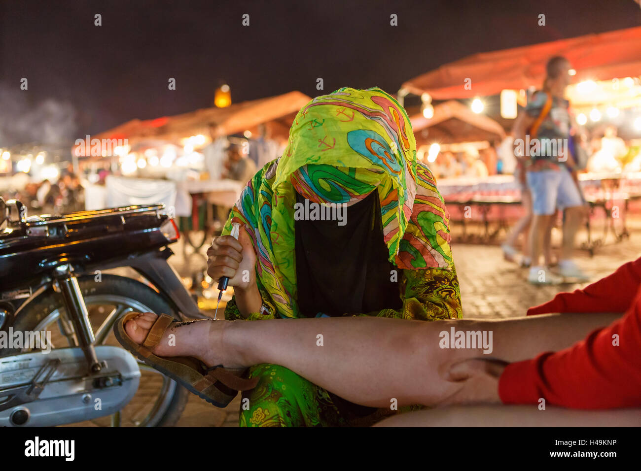Henna-Tattoo, Abend am Djemaa el Fna, Marrakesch, Marokko zu machen. Stockfoto