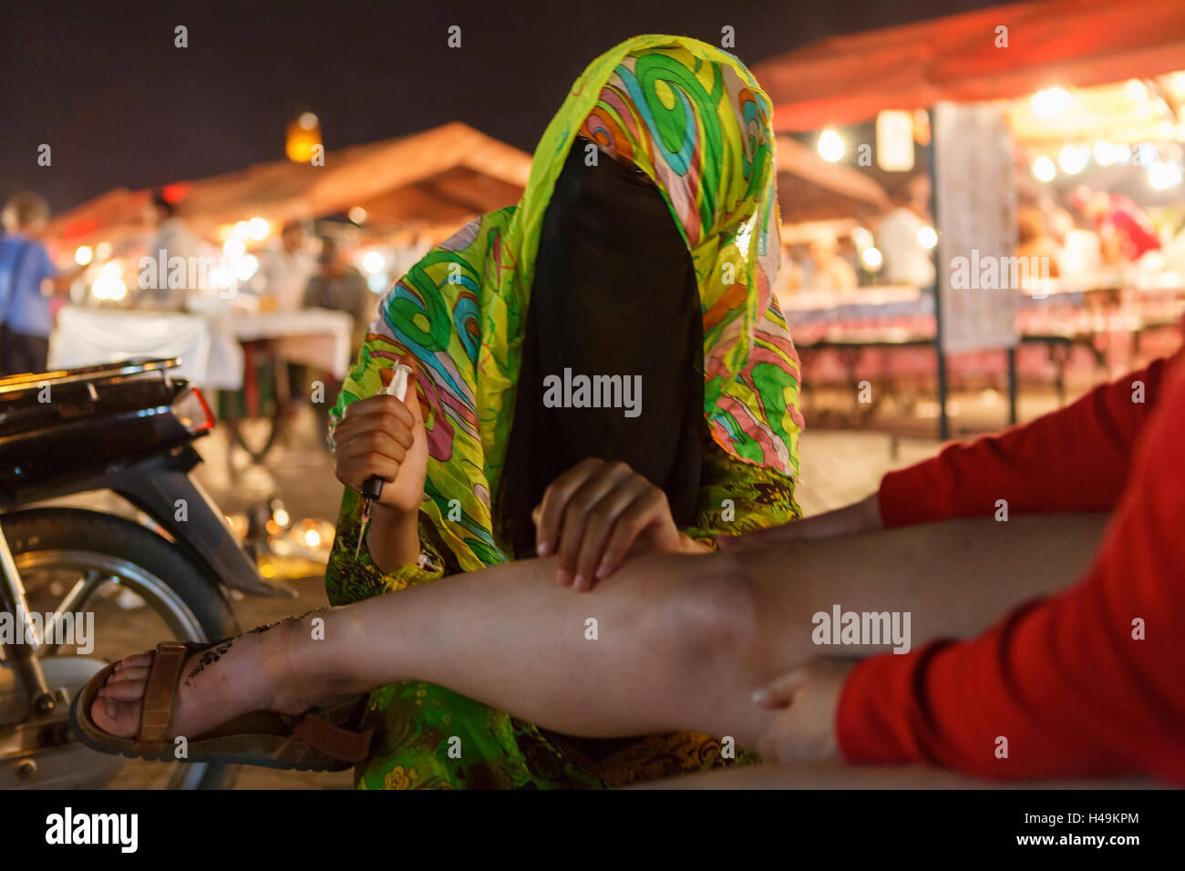 Henna-Tattoo, Abend am Djemaa el Fna, Marrakesch, Marokko zu machen. Stockfoto