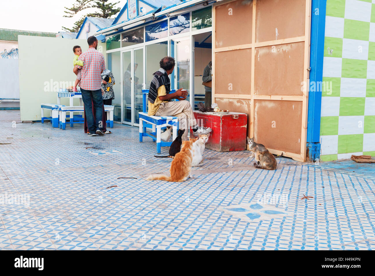 Fisch-Bar in der Nähe des Hafens in Essaouira, wo jeder nur braten kann kaufte Fisch. Stockfoto