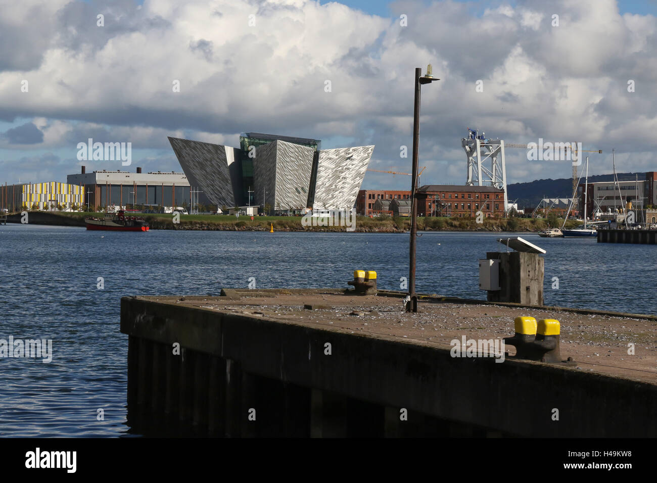 Blick über den Hafen von Belfast, das Titanic-Gebäude in Belfast Titanic Viertel. Stockfoto