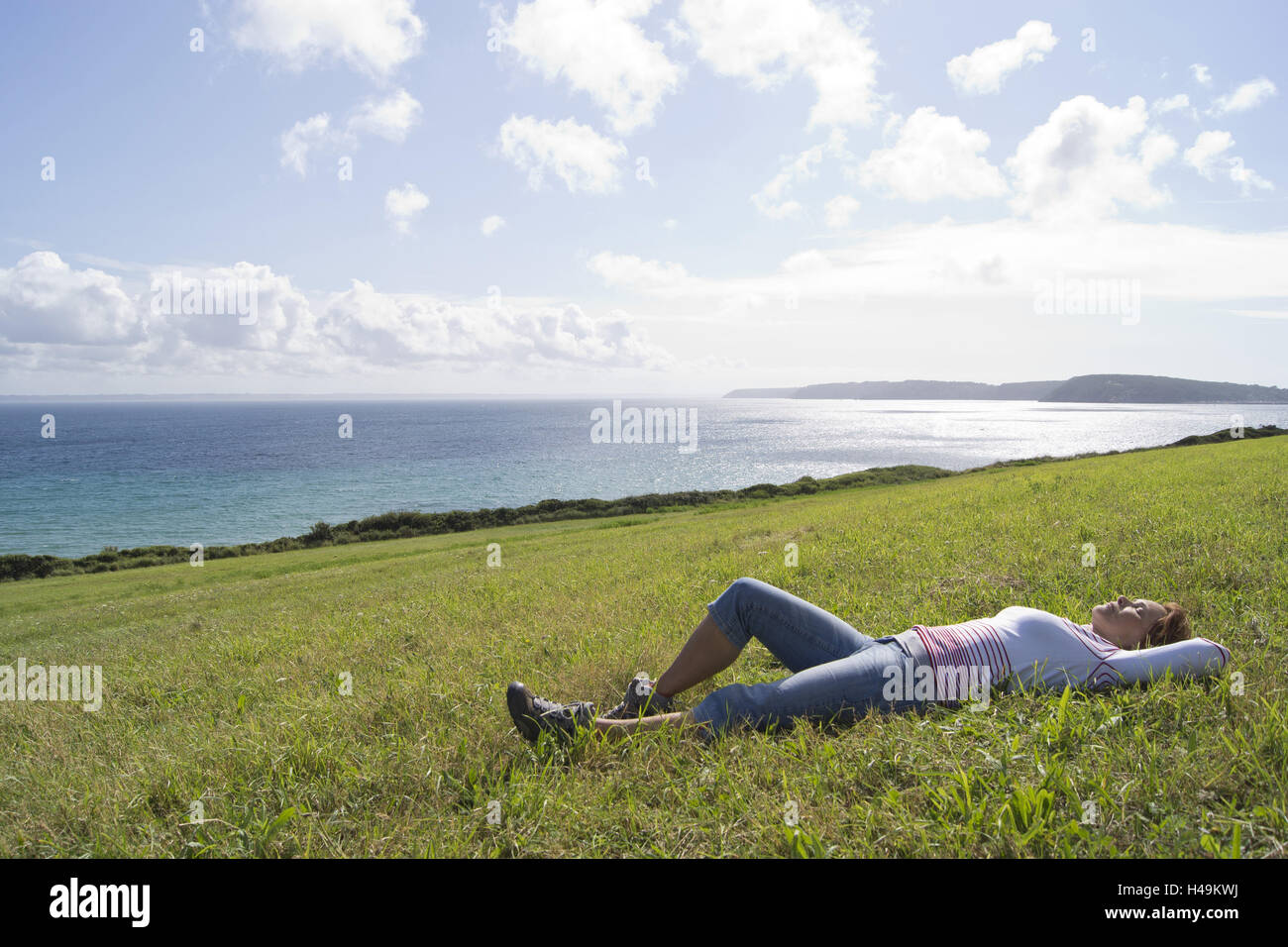 Frau beim Relaxen am Meer, Stockfoto