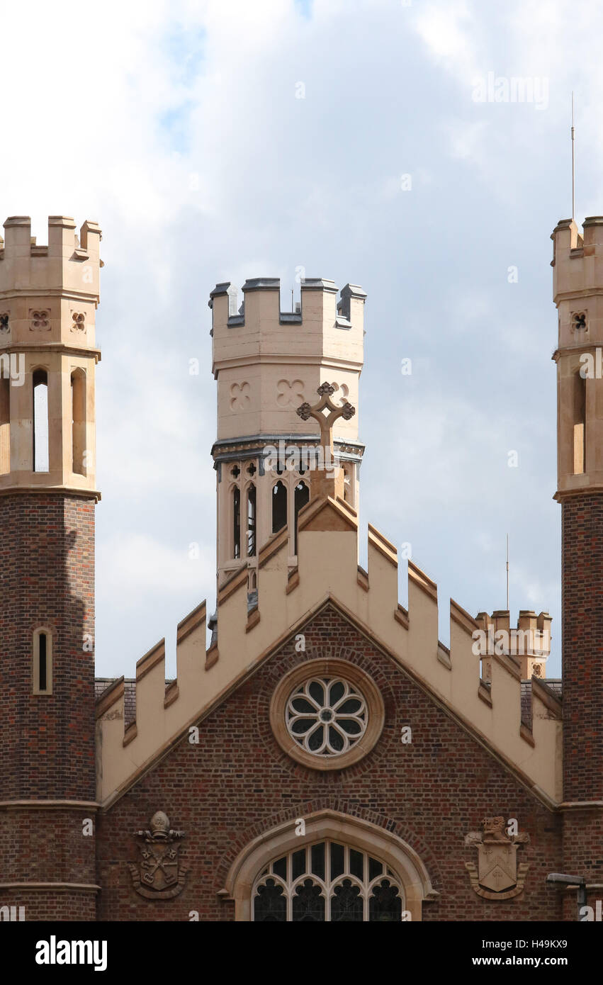 Dach und Fassade von St. Malachy der Katholischen Kirche in der Alfred Street, Belfast, Nordirland. Stockfoto