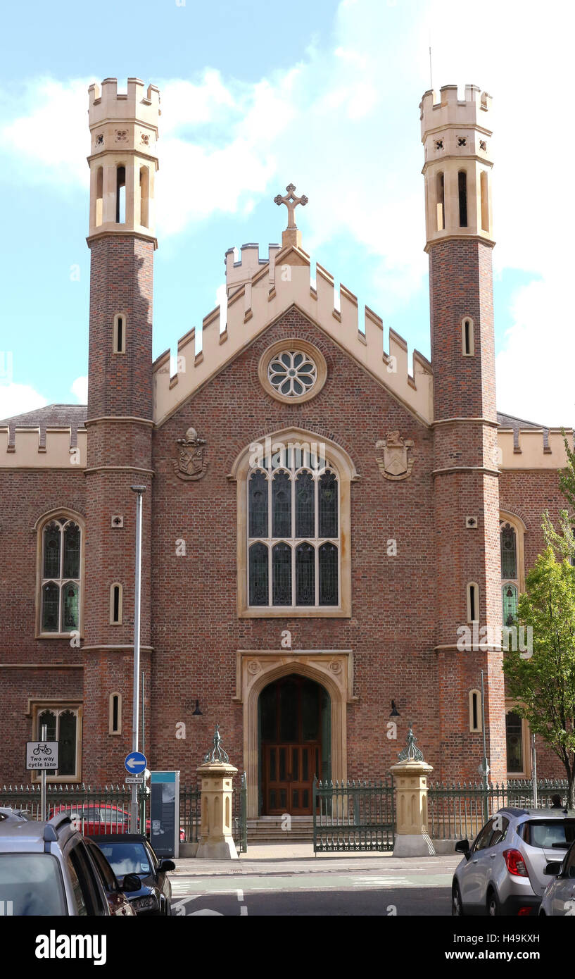 St. Malachy der Katholischen Kirche in der Alfred Street, Belfast, Nordirland. Eine katholische Kirche in der Nähe von Belfast City Centre in Tudor Revival Stil gebaut. Stockfoto