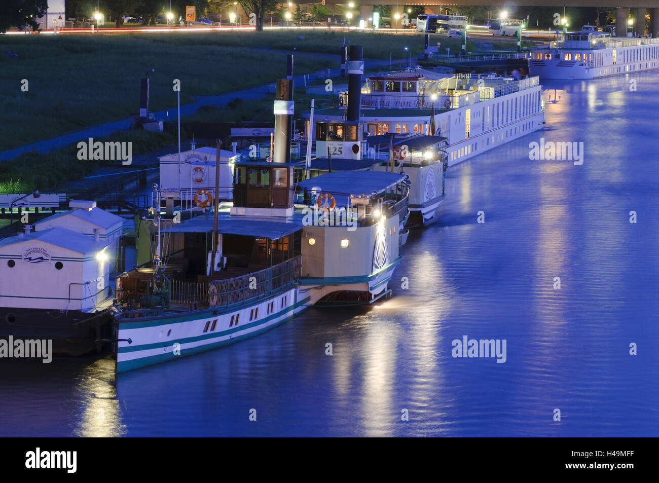 Schiffe der weißen Flotte mit Einbruch der Dunkelheit, Dresden, Sachsen, Deutschland Stockfoto