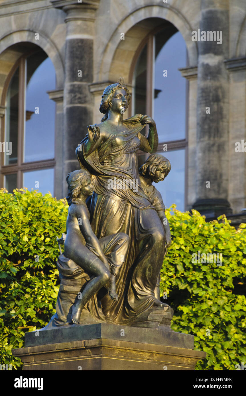 Charakter der Gruppe "Vier Zeit des Tages" auf der Treppe der Brühlschen Terrasse, Repräsentantenhaus, Detail, Dresden, Sachsen, Deutschland Stockfoto