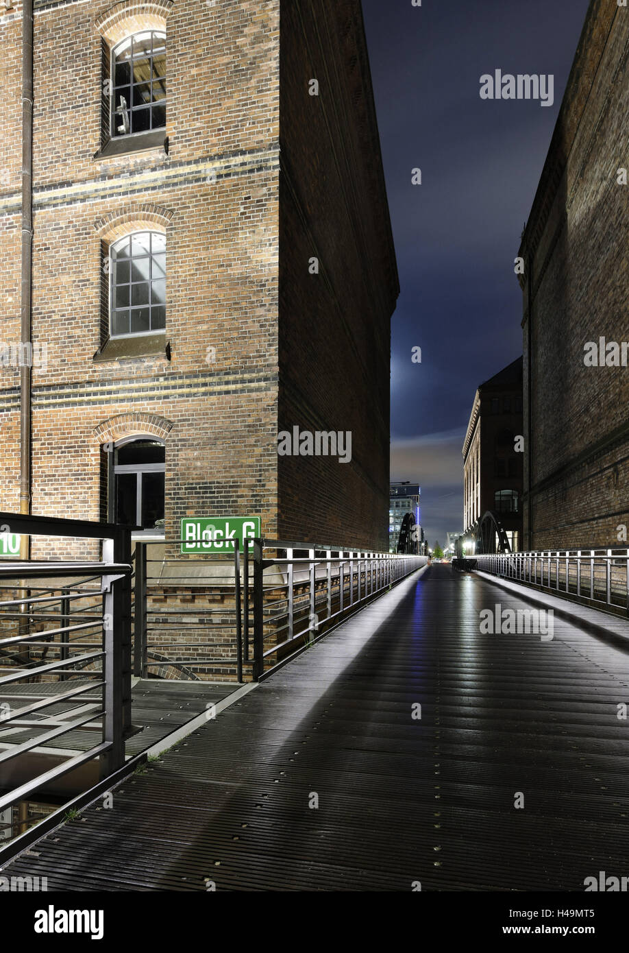 Kibbelstegbrücke und Büro befindet sich in der Nacht, Speicher Stadt, Hamburg-Mitte, Hansestadt Hamburg, Deutschland Stockfoto