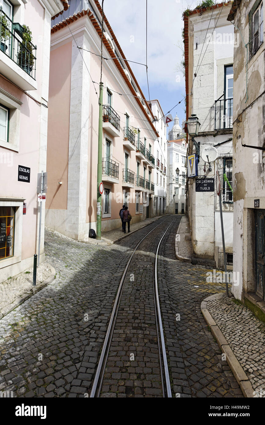 Historische Straßenbahn im Stadtteil Alfama, Lissabon, Portugal Stockfoto