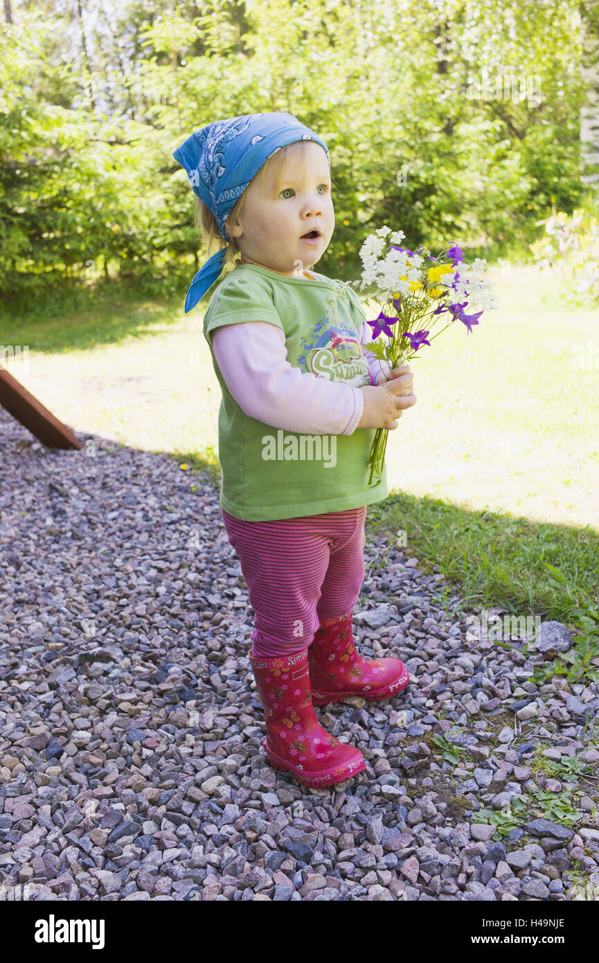 Kleinkind, 22 Monate alt, Garten, Stockfoto