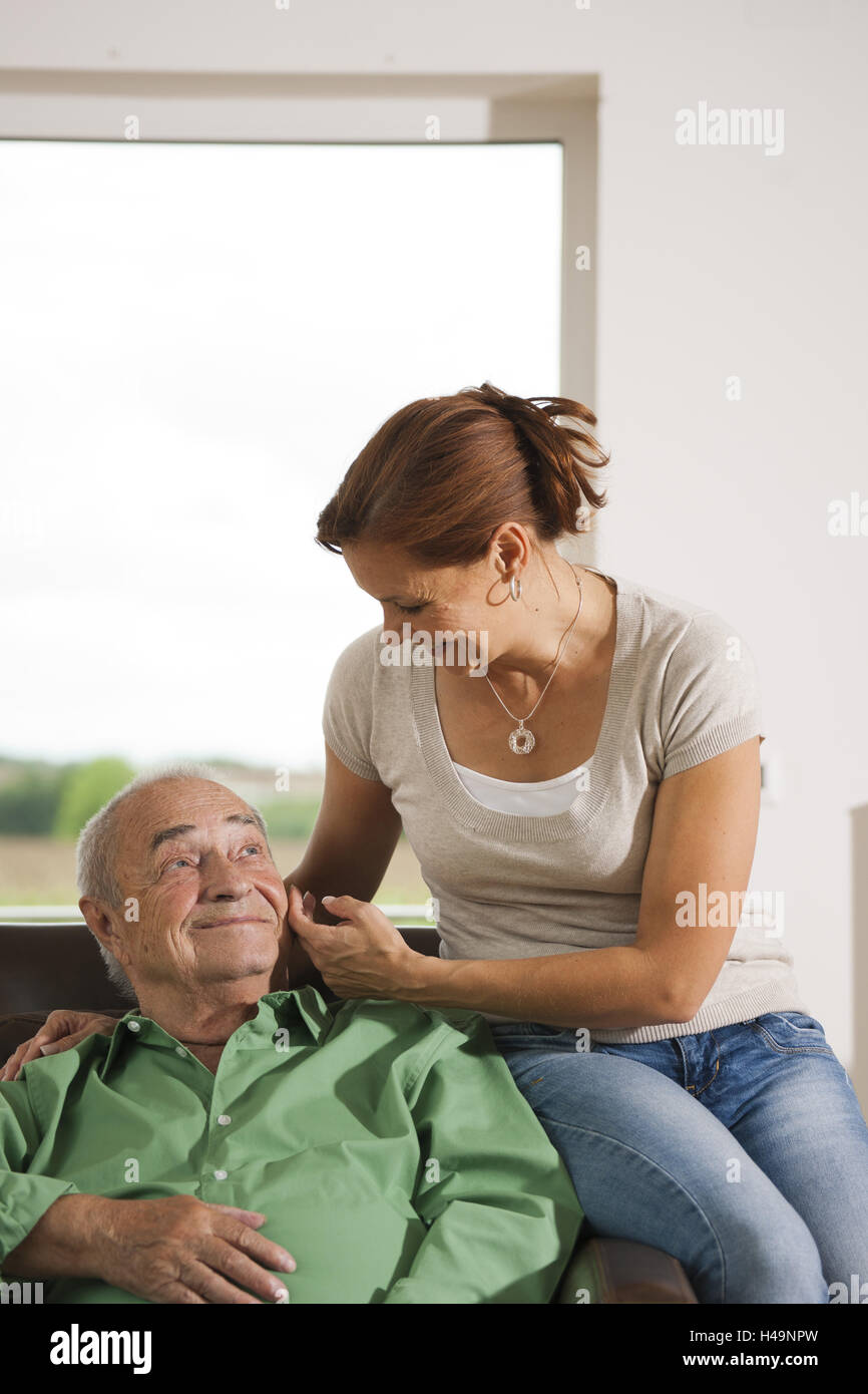 Tochter umarmt und streichelt ihr alten Vater, Stockfoto