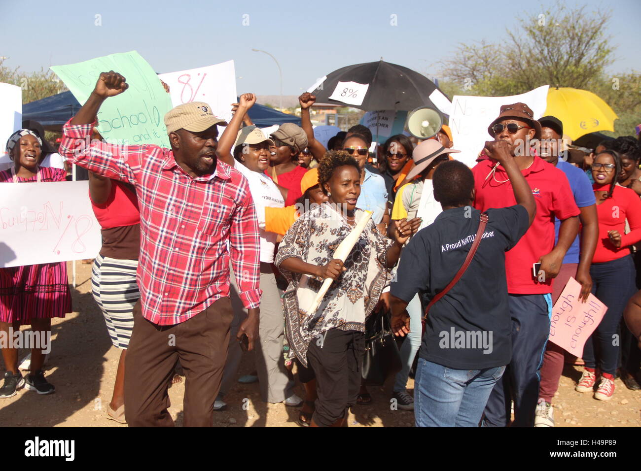 Windhoek. 13. Oktober 2016. Schullehrer marschieren mit Plakaten während am 13. Oktober 2016 zu einem landesweiten Streik in der namibischen Hauptstadt Windhoek. Die Nationale Lehrergewerkschaft Namibia beschlossen, seine mehr als 20.000 Mitglieder auf einen unbefristeten Streik führen Donnerstag fordern eine Gehalt von 8 % zu erhöhen. © Nampa/Xinhua/Alamy Live-Nachrichten Stockfoto